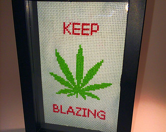 grille point de croix feuille de cannabis