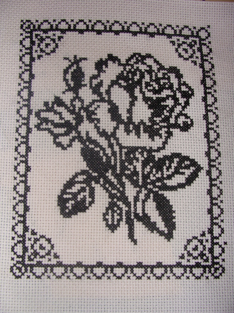 grille point de croix noir et blanc